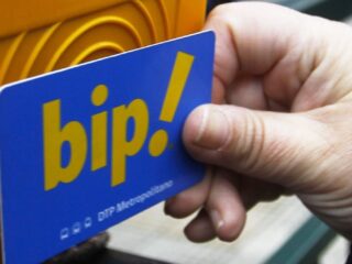 Tarifa reducida en Metro de Santiago: adultos mayores pueden pagar solo $240 todo el día con esta tarjeta