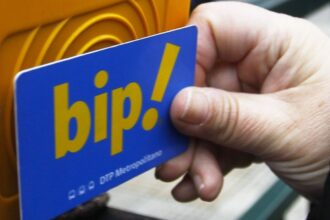 Tarifa reducida en Metro de Santiago: adultos mayores pueden pagar solo $240 todo el día con esta tarjeta
