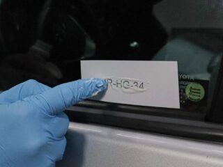 Esta es la multa si te sorprenden sin la patente grabada en tu auto
