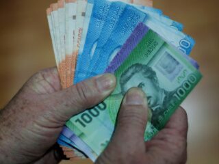 Gobierno otorga bono mensual de $98.000 a adultos mayores del sector público: revisa los requisitos