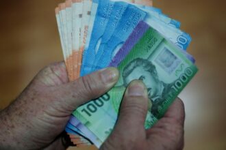 Gobierno otorga bono mensual de $98.000 a adultos mayores del sector público: revisa los requisitos
