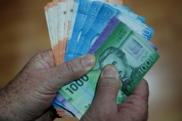 Gobierno otorga bono mensual de $98.000 a adultos mayores del sector público: revisa los requisitos