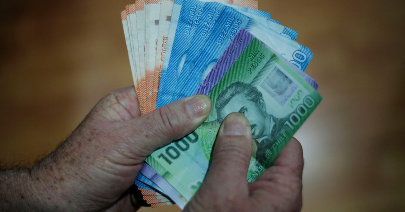 Gobierno otorga bono mensual de $98.000 a adultos mayores del sector público: revisa los requisitos
