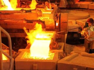 Precios de productor industrial caen 0,9% en abril: cobre lidera descenso, según el INE