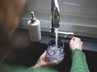 Hogares vulnerables podrán acceder a subsidio que cubre el 100% de la cuenta del agua por tres años
