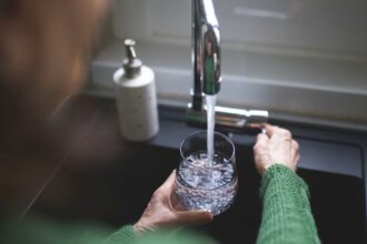 Hogares vulnerables podrán acceder a subsidio que cubre el 100% de la cuenta del agua por tres años
