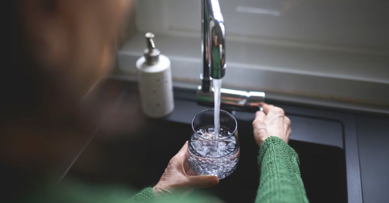 Hogares vulnerables podrán acceder a subsidio que cubre el 100% de la cuenta del agua por tres años