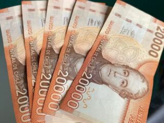 Madres pensionadas pueden recibir hasta $165.000 por cada hijo: Así postulas al Bono por Hijo