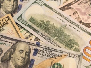 Dólar cae en Chile impulsado por alza del cobre y debilidad global de la divisa