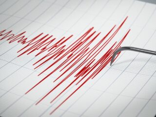 Temblor de magnitud 7,5 en Puerto Williams activa Alerta Roja por tsunami: Senapred suspende clases y detalla horario de olas