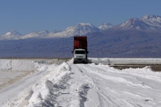 China asegura que BYD y Tsingshan mantienen interés en proyectos de litio en Chile