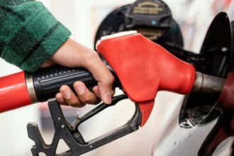 Bencinas tendrían fuerte baja esta semana: revisa cuánto caerían los precios desde el 15 de mayo