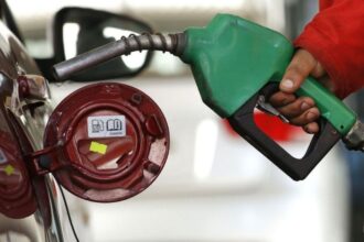 Bajan las bencinas y fuerte descenso en la parafina: Revisa cuánto caerán los precios de los combustibles este jueves 15 de mayo