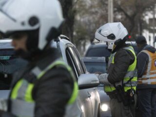 Santiago implementa restricción vehicular para combatir la contaminación invernal: Conoce los detalles y calendario completo