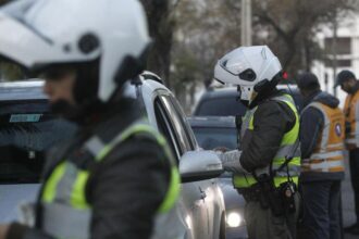 Santiago implementa restricción vehicular para combatir la contaminación invernal: Conoce los detalles y calendario completo