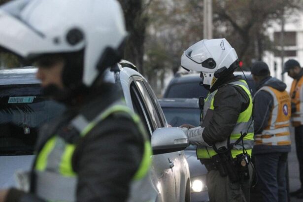 Santiago implementa restricción vehicular para combatir la contaminación invernal: Conoce los detalles y calendario completo
