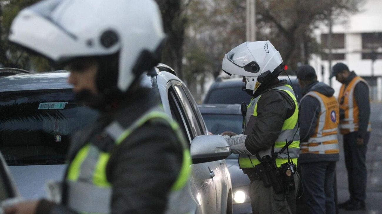 Santiago implementa restricción vehicular para combatir la contaminación invernal: Conoce los detalles y calendario completo