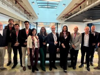 Chile busca fortalecer su sistema eléctrico: Claves de la reunión entre el Coordinador Eléctrico y la Asociación de Clientes tras el apagón