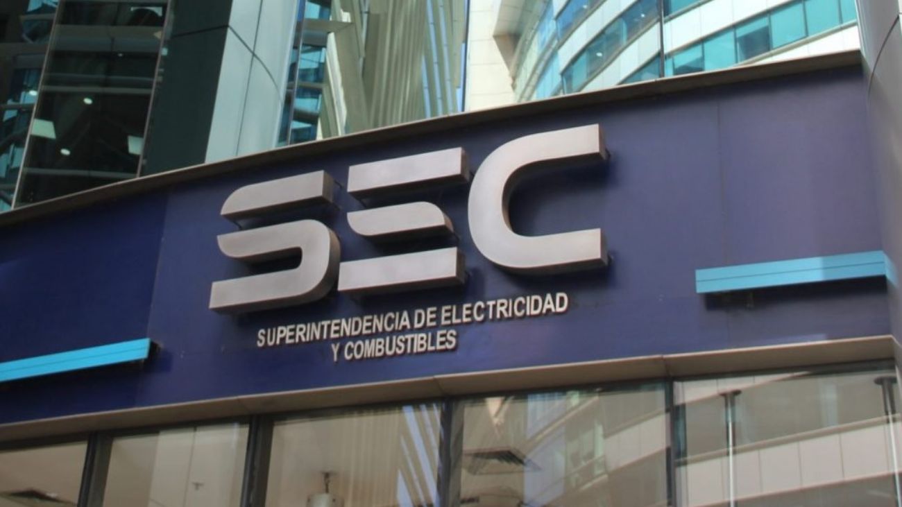 SEC impone multas millonarias a empresas eléctricas por fallos en servicio: CGE lidera con sanciones que superan los $1.372 millones