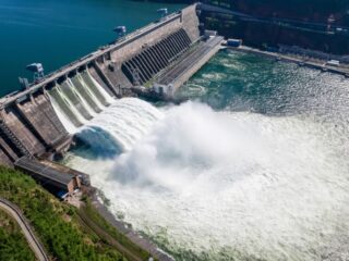 América Latina apunta a duplicar su capacidad hidroeléctrica para 2050: Desafíos y oportunidades según informe de OLADE