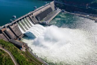 América Latina apunta a duplicar su capacidad hidroeléctrica para 2050: Desafíos y oportunidades según informe de OLADE