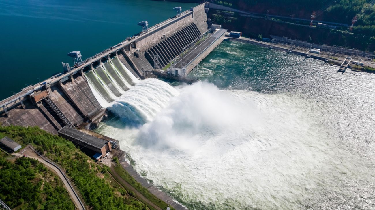 América Latina apunta a duplicar su capacidad hidroeléctrica para 2050: Desafíos y oportunidades según informe de OLADE