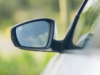 Nueva ley exige grabado de patentes en vehículos antes del 14 de mayo para prevenir robos y ventas ilegales