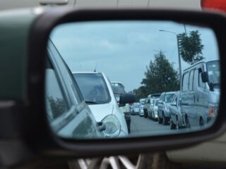 Nueva Ley 21.601 desde mayo 2025: Obligatorio el grabado de patentes en vidrios y espejos de vehículos en Chile para prevenir robos