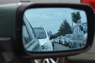Nueva Ley 21.601 desde mayo 2025: Obligatorio el grabado de patentes en vidrios y espejos de vehículos en Chile para prevenir robos