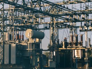 Estudio de Acenor revela que Chile lidera con precios de electricidad un 55% más altos que Perú y hasta un 99% más que Francia en 2025