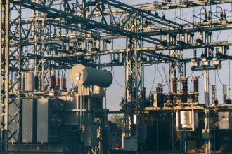 Estudio de Acenor revela que Chile lidera con precios de electricidad un 55% más altos que Perú y hasta un 99% más que Francia en 2025