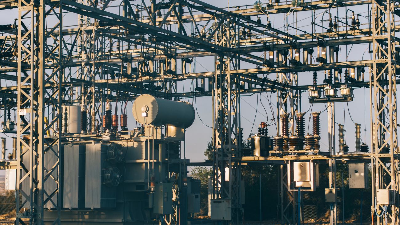 Estudio de Acenor revela que Chile lidera con precios de electricidad un 55% más altos que Perú y hasta un 99% más que Francia en 2025