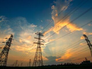 Aumento alarmante en costos eléctricos en Chile: Cargos sistémicos superan el 30% del total, según ACENOR