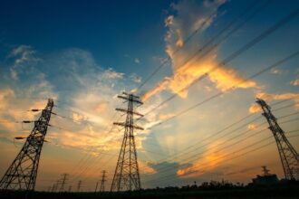 Aumento alarmante en costos eléctricos en Chile: Cargos sistémicos superan el 30% del total, según ACENOR