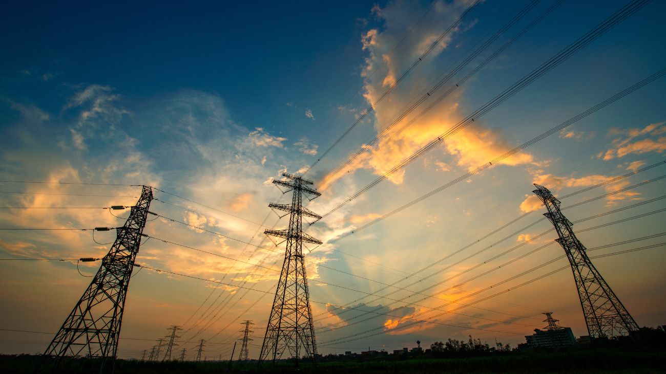 Aumento alarmante en costos eléctricos en Chile: Cargos sistémicos superan el 30% del total, según ACENOR