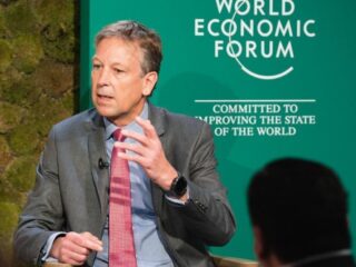 Renuncia del CEO de Rio Tinto Jakob Stausholm sorprende al mercado en plena expansión de metales clave y alianza con Codelco en litio