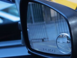 Nueva ley en Chile exige grabar patentes en vidrios y espejos de vehículos desde mayo 2025: Detalles y multas