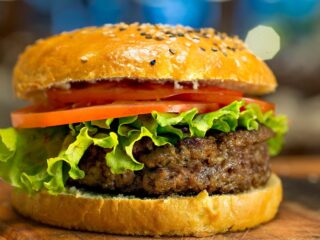 Celebra el Día de la Hamburguesa en Santiago: Descuentos de hasta 50% en McDonald's, Burger King y más este 28 de mayo