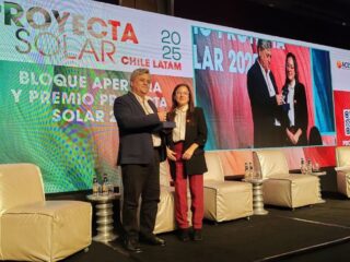 Rodrigo Palma galardonado con el Premio Proyecta Solar 2025 por su liderazgo en energías renovables en Chile