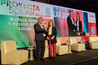 Rodrigo Palma galardonado con el Premio Proyecta Solar 2025 por su liderazgo en energías renovables en Chile