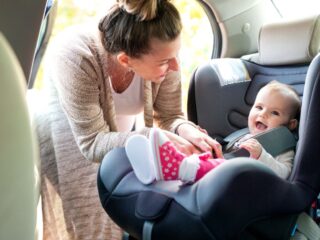 Nuevas multas de hasta $205.944 por llevar niños en asiento delantero: Conoce las normas de seguridad vial actualizadas
