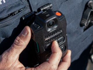 Motorola Solutions lanza SVX y Assist, un dispositivo integrado para la seguridad pública en el que convergen la radio bidireccional con la cámara corporal y la IA  