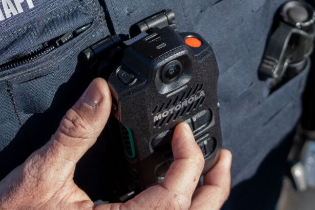 Motorola Solutions lanza SVX y Assist, un dispositivo integrado para la seguridad pública en el que convergen la radio bidireccional con la cámara corporal y la IA  