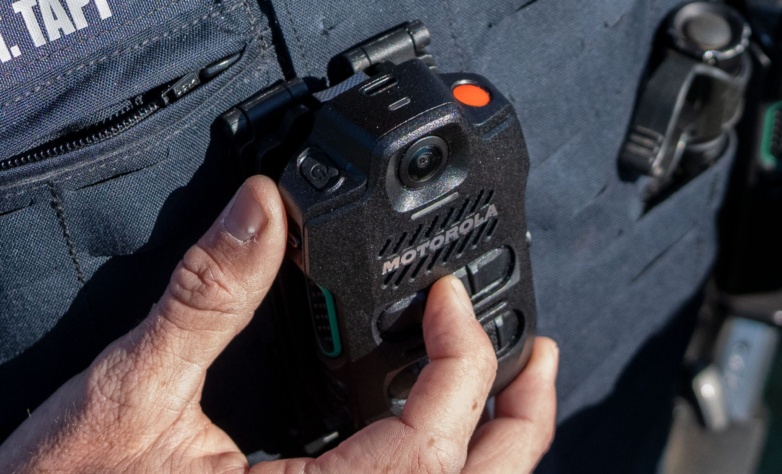 Motorola Solutions lanza SVX y Assist, un dispositivo integrado para la seguridad pública en el que convergen la radio bidireccional con la cámara corporal y la IA