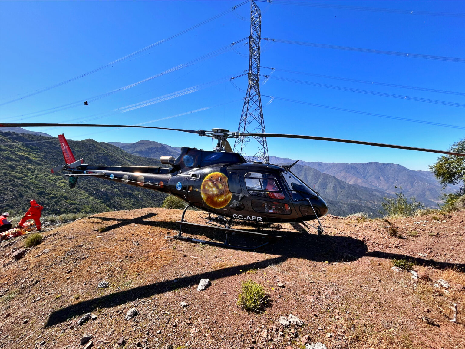 Helicópteros: aliados estratégicos y eficientes en la construcción de redes eléctricas en zonas de difícil acceso  