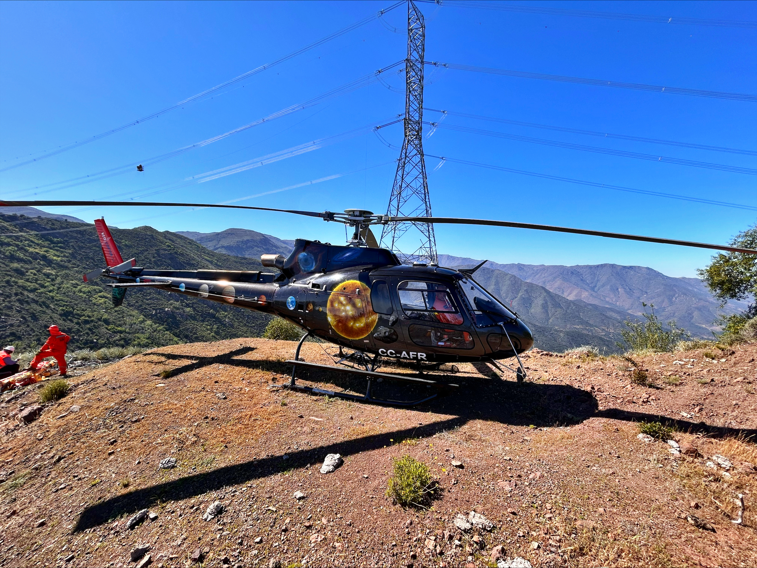 Helicópteros: aliados estratégicos y eficientes en la construcción de redes eléctricas en zonas de difícil acceso  