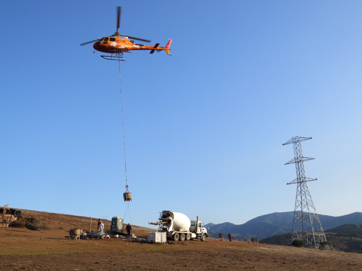 Helicópteros: aliados estratégicos y eficientes en la construcción de redes eléctricas en zonas de difícil acceso Helicópteros: aliados estratégicos y eficientes en la construcción de redes eléctricas en zonas de difícil acceso