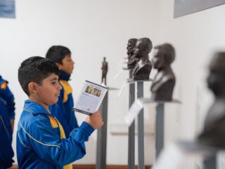 Sala de Arte Casa Collahuasi recibe casi 8 mil visitantes con exposición “Grandes Personajes de Nuestra Historia Naval”