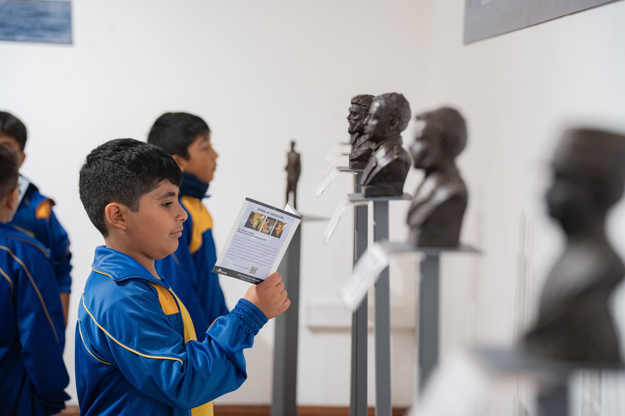 Sala de Arte Casa Collahuasi recibe casi 8 mil visitantes con exposición “Grandes Personajes de Nuestra Historia Naval”