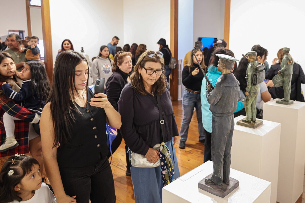 Sala de Arte Casa Collahuasi recibe casi 8 mil visitantes con exposición “Grandes Personajes de Nuestra Historia Naval” Sala de Arte Casa Collahuasi recibe casi 8 mil visitantes con exposición “Grandes Personajes de Nuestra Historia Naval”